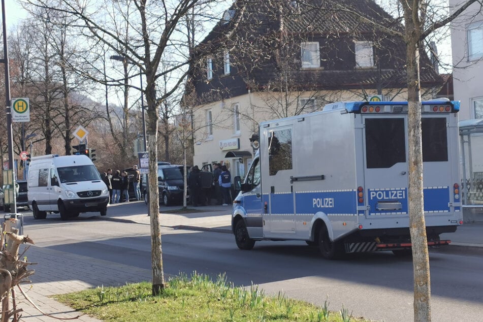 Bei bundesweiten Durchsuchungen im "Reichsbürger"-Milieu ist in Reutlingen ein Beamter eines Spezialeinsatzkommandos leicht verletzt worden.
