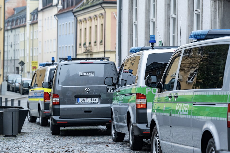 Polizeiautos in der Regensburger Innenstadt. Nach seiner Flucht aus dem Amtsgericht sitzt ein verurteilter Mörder nun wieder hinter Gittern.