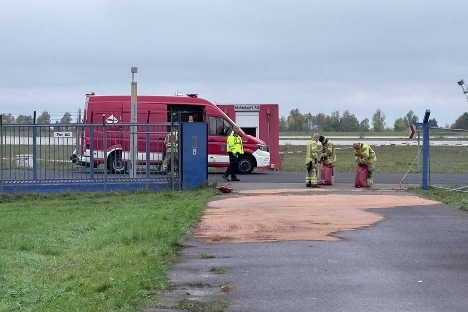 Kräfte der Feuerwehr hatten am Zaun zuvor noch ausgelaufene Stoffe entfernt.