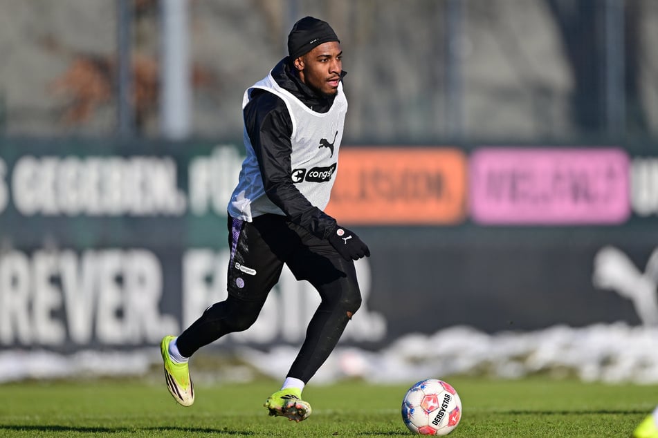 Oladapo Afolayan (28) fehlte mal wieder im Kader des FC St. Pauli und steht vor dem Abschied.