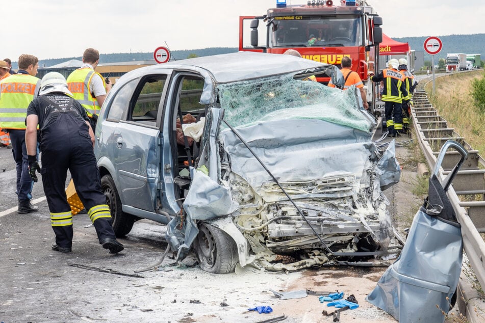 Tödlicher Unfall auf B505: Opel gerät in Gegenverkehr und kracht in Lkw