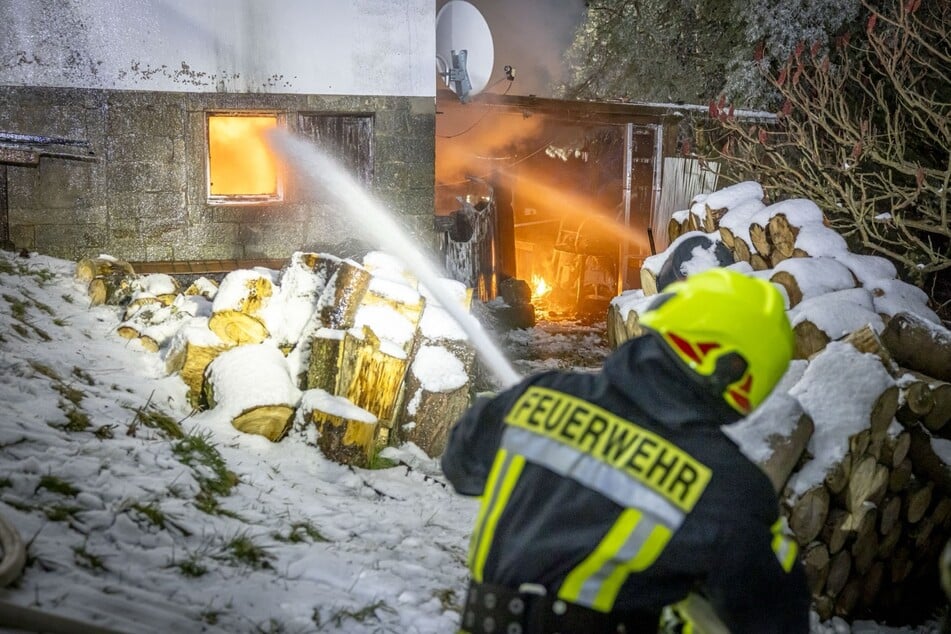 Die Kameraden der Feuerwehr löschten die Flammen, das Haus ist zerstört.