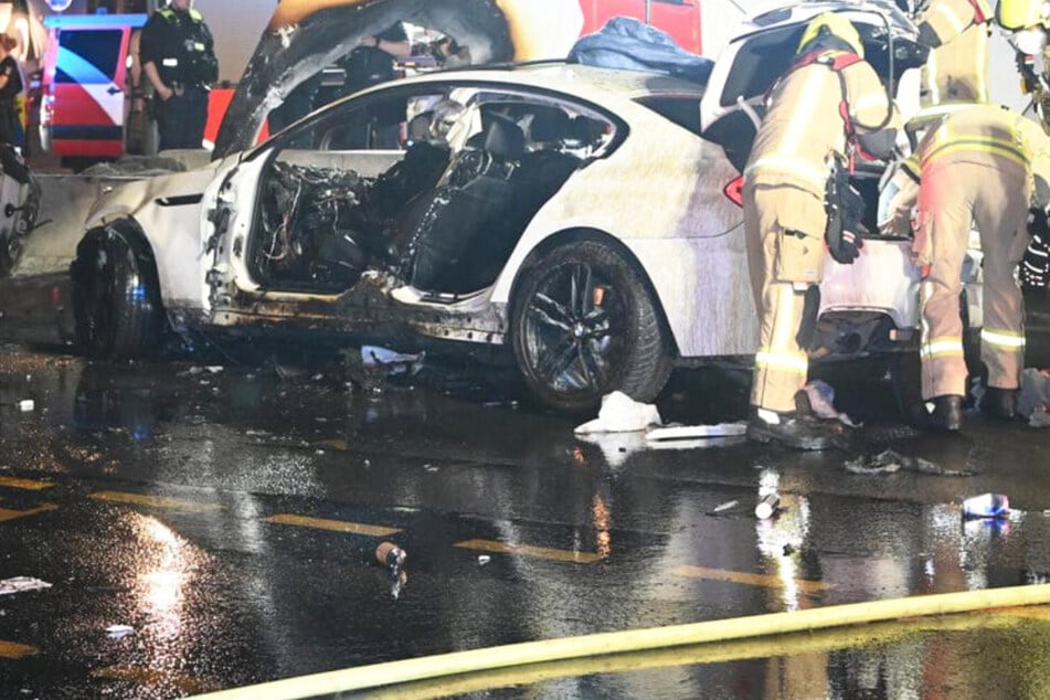 Horror-Crash: Vollbesetzter BMW rast gegen Betonmauer, geht in Flammen auf