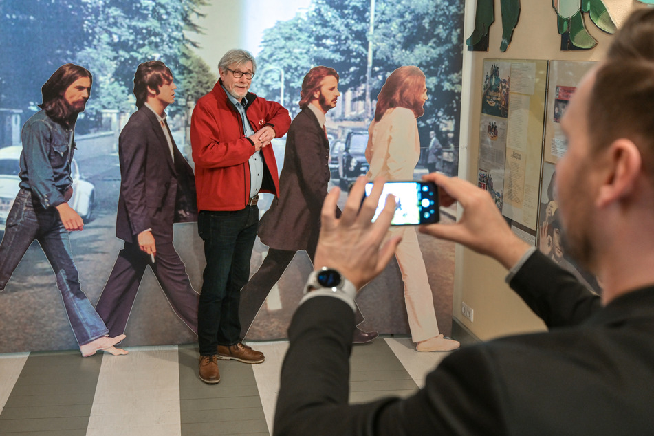 Heinz-Jürgen Joppien aus Mühlheim an der Ruhr lässt sich vor dem berühmten Beatles-Foto "Abbey Road" vom 8. August 1969 ablichten, das im Beatles-Museum in Halle an der Saale nachgebaut wurde.