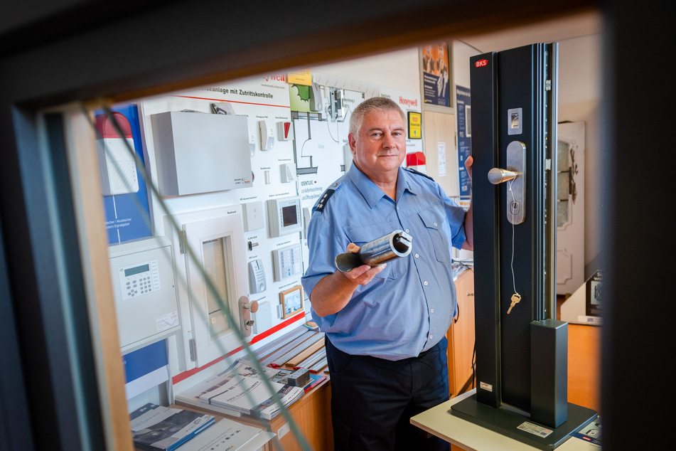 Polizeiberater Frank Arnold (61) mit alter Einbruchstechnik (Abzieher als Eigenbau) und modernem Einbruchsschutz (Fingerabdrucksensor).