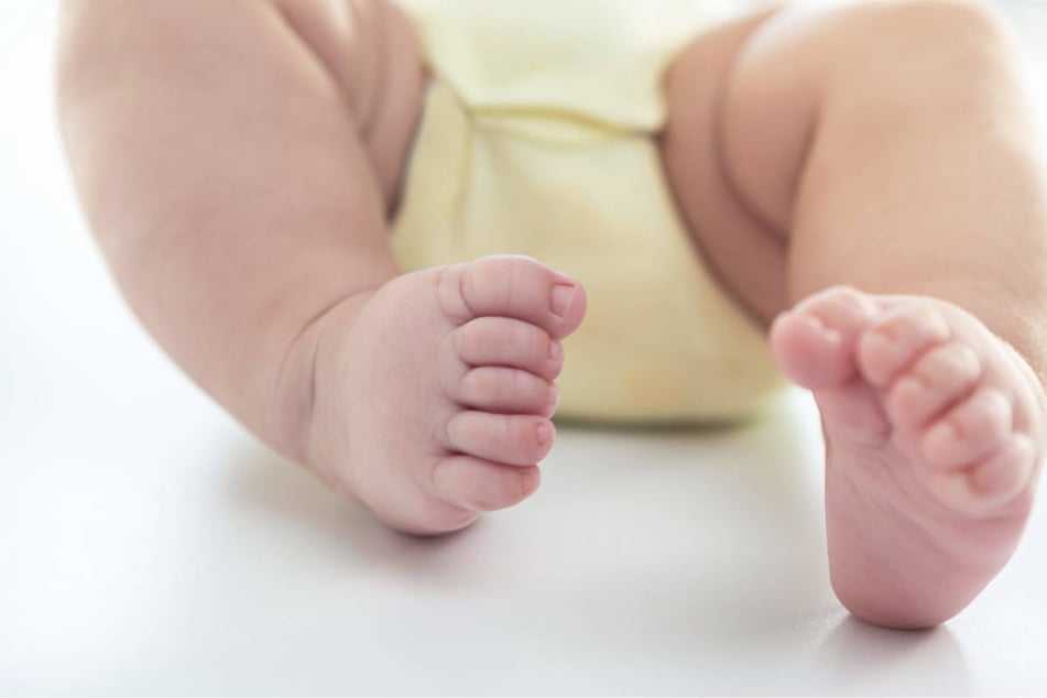 Baby mehrfach mit voller Kraft zu Boden geworfen: Vater streitet Tat ab