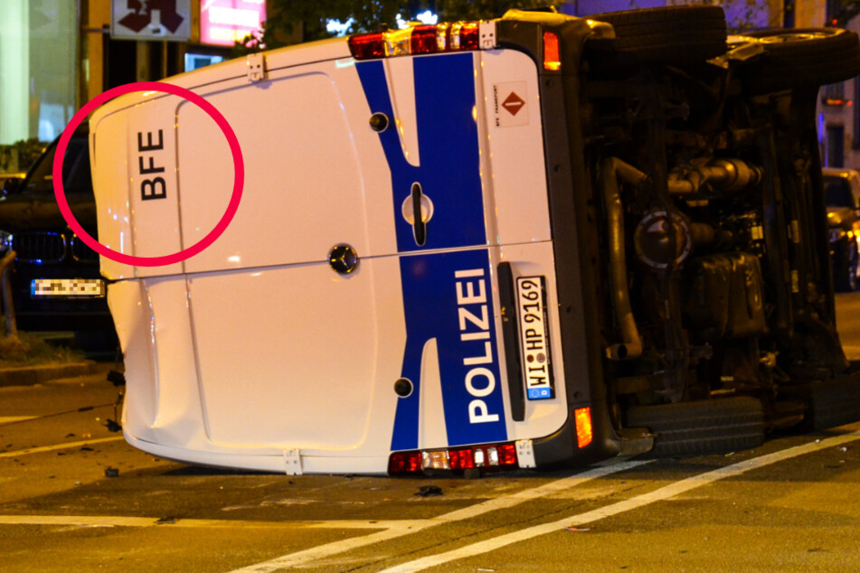 Auf dem Heck des verunglückten Polizeiautos ist deutlich der Schriftzug "BFE" zu sehen.