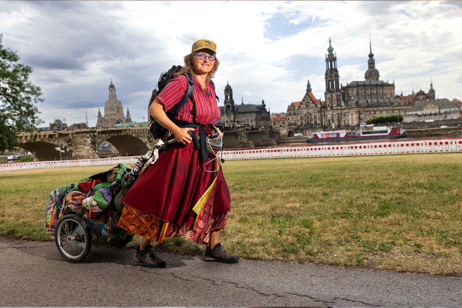 Jyoti Vennix (56) startete vor 725 Tagen ihre Wanderung durch Europa und legte in Dresden einen Zwischenstopp ein.