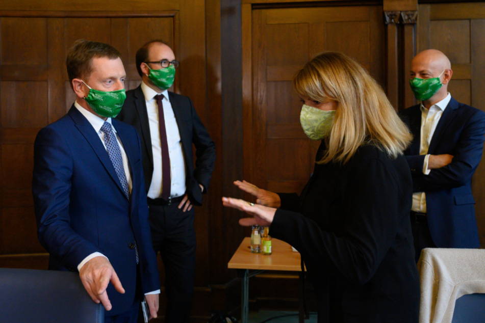 In der Staatskanzlei diskutierten Petra Köpping (62, SPD, rechts) und MP Kretschmer (45, CDU) bereits vor Beginn der Sitzung.