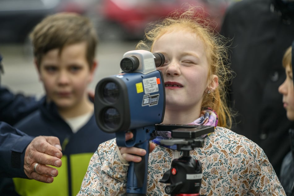 Raser haben bei ihr keine Chance: Amelie (8) schaut bei der Verkehrskontrolle durch die Laserpistole.