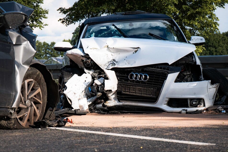 Insgesamt waren zwei Autos, ein Linienbus sowie ein Motorrad in den Unfall verwickelt.