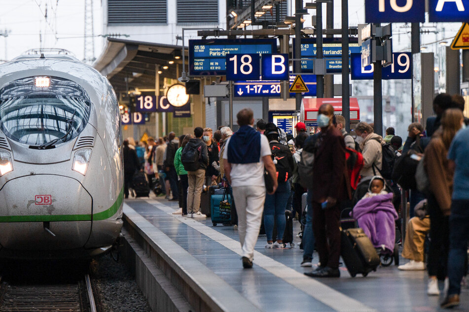 Geduld und Wartezeiten mussten Reisende an Gleisen und Bahnhöfen vielerorts mitbringen.