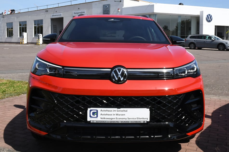 Der neue VW Tiguan R-Line Persimon Red Metallic mit einem aktuellen Barpreis von 59.990 Euro und einer Ersparnis von ganzen 12.376,99 Euro – Sonderleasing möglich.