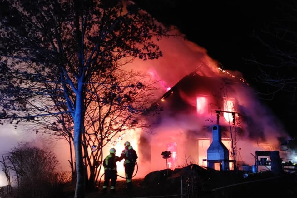 Feuerwehr kann nichts mehr machen: Einfamilienhaus brennt nieder