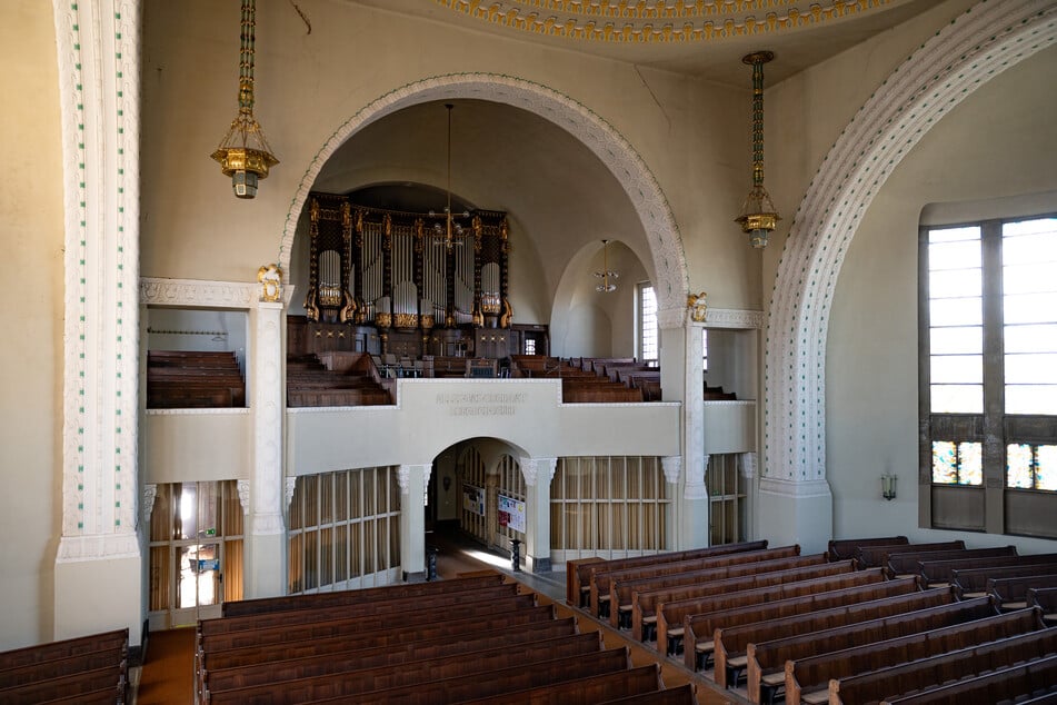 Wer genau hinsieht, erkennt von Weitem klaffende Risse.