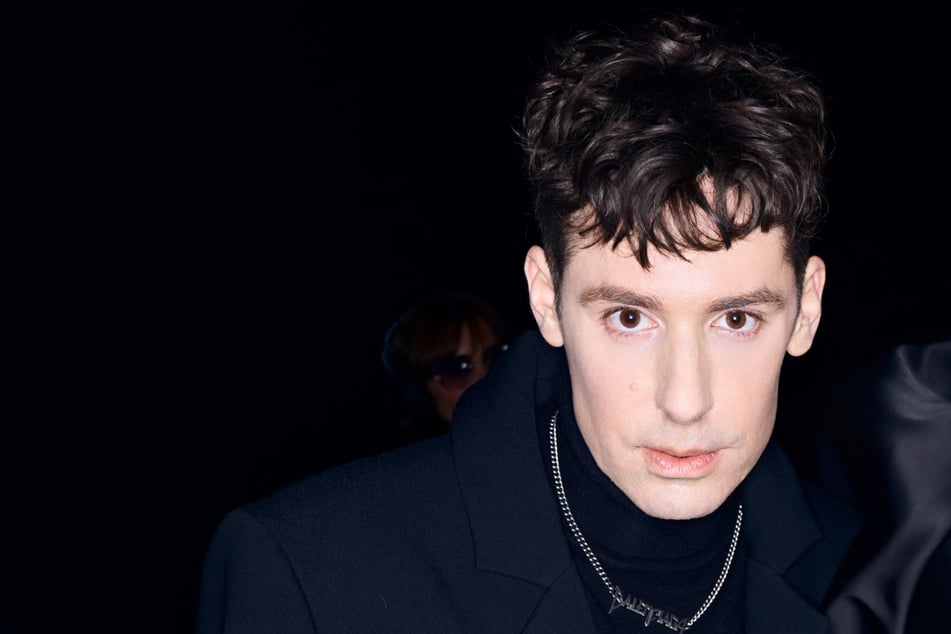 Berlin: Berlin Fashion Week 2026: Kilian Kerner trotzt Schmerzen – "Mein ganzer Rücken ist nur noch betäubt"