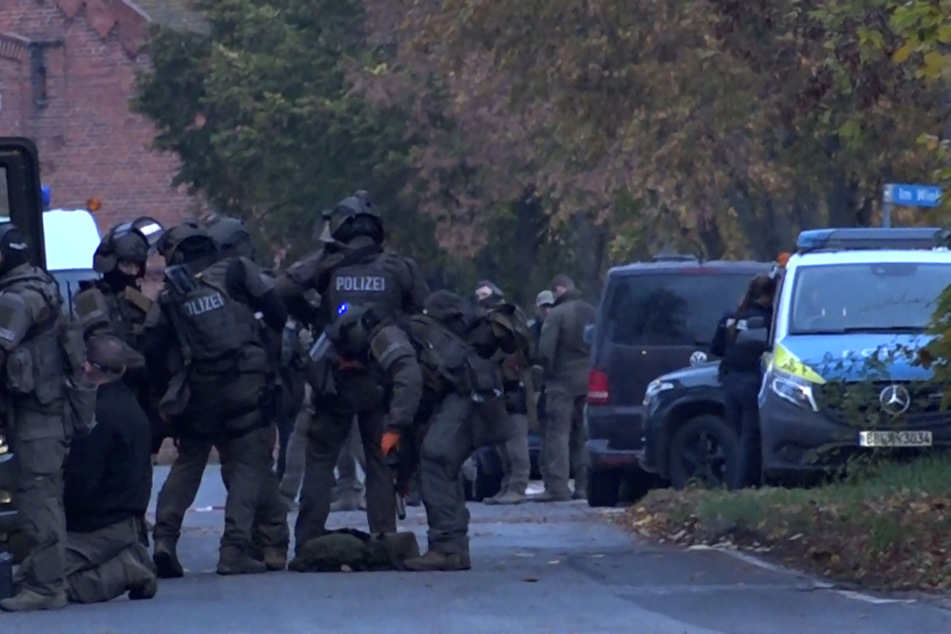 Die Polizei ist mit einem Spezialeinsatzkommando zu dem Einsatz in dem kleinen Ort Vieritz (Landkreis Havelland) ausgerückt.