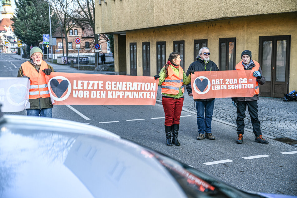 Mehrere Aktivisten der "Letzten Generation" protestieren am Mittwoch in Aalen.