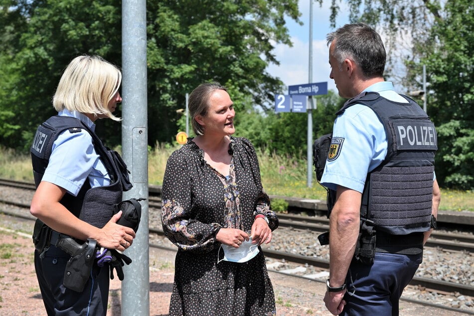 Waldorf-Klassenlehrerin Susanne Lasch (50) im Gespräch zur Sicherheit mit Bundes-Polizeihauptkommissarin Anett Bochmann (39) und Polizeioberkommissar Michael Kurschat (45).