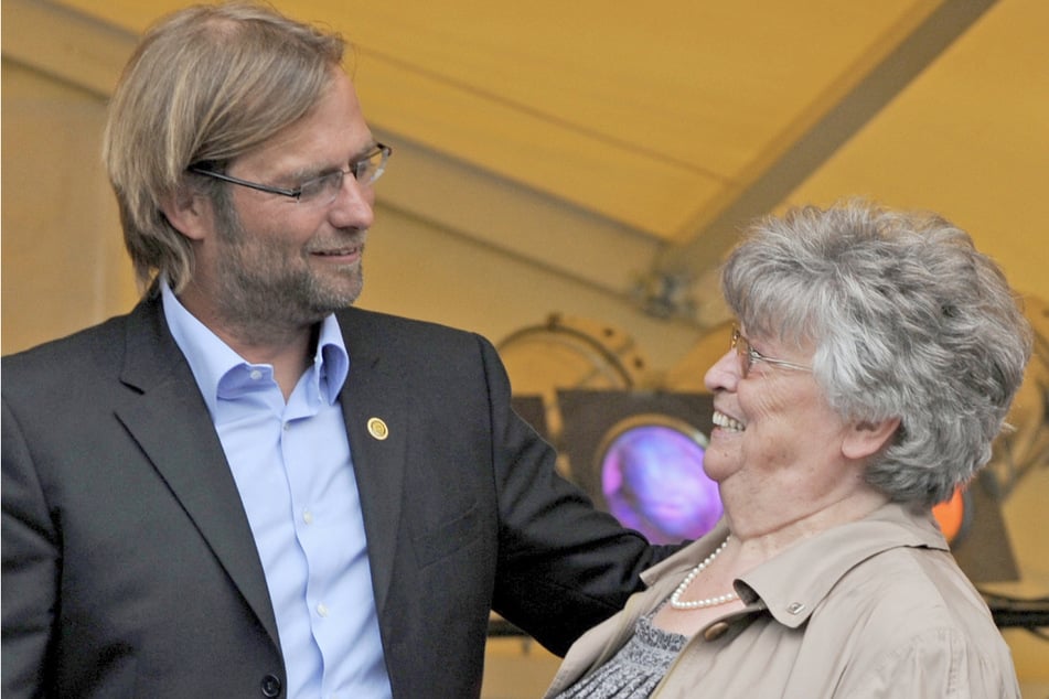 Jürgen Klopp feiert bei seinem Heimatverein, dem SV Glatten im Landkreis Freudenstadt, zusammen mit seiner Mutter Elisabeth den Gewinn der Deutschen Fußballmeisterschaft mit Borussia Dortmund. (Archivbild)