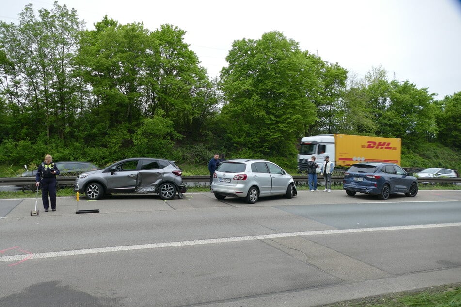 Mehrere Fahrzeuge sind am Freitagmorgen auf der A59 zwischen Spich und Köln-Lind miteinander kollidiert.