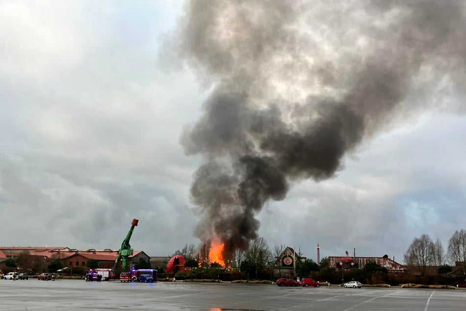 Meterhohe Flammen schlugen aus dem Fahrgeschäft.