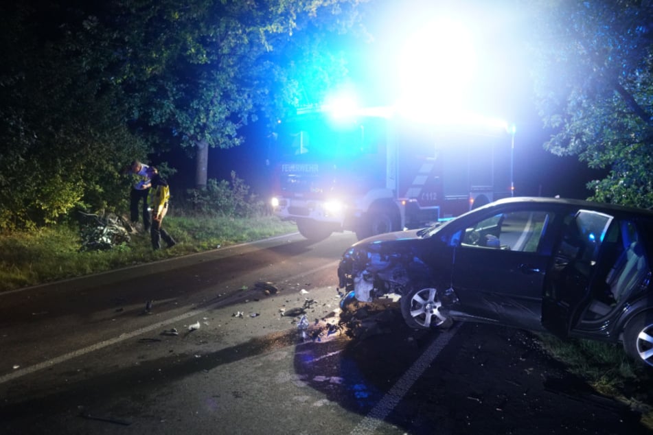 Ein defektes Fahrzeug steht auf der Straße während das völlig zerstörte Motorrad am Straßenrand inspiziert wird. Der Fahrer ist in Hattenhofen im Landkreis Göppingen frontal mit einem Auto zusammengestoßen und an seinen Verletzungen gestorben.