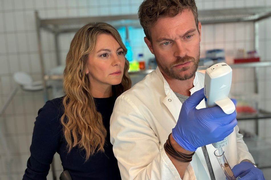 Katrin Schuhmann (Luise Bähr) und Prof. Dr. Tim Kohlbeck (Josha Kiefer, 43) bilden das zentrale Duo der neuen ZDF-"SOKO" aus Hamburg.