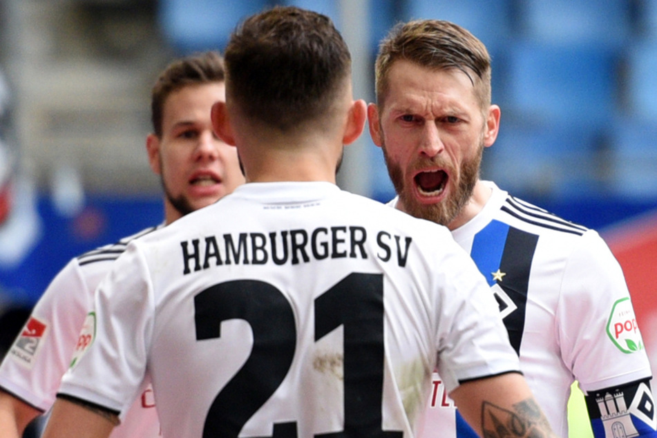 Kapitän Aaron Hunt jubelt über seinen 2:1-Treffer und bedankt sich bei Vorlagengeber Tim Leibold.