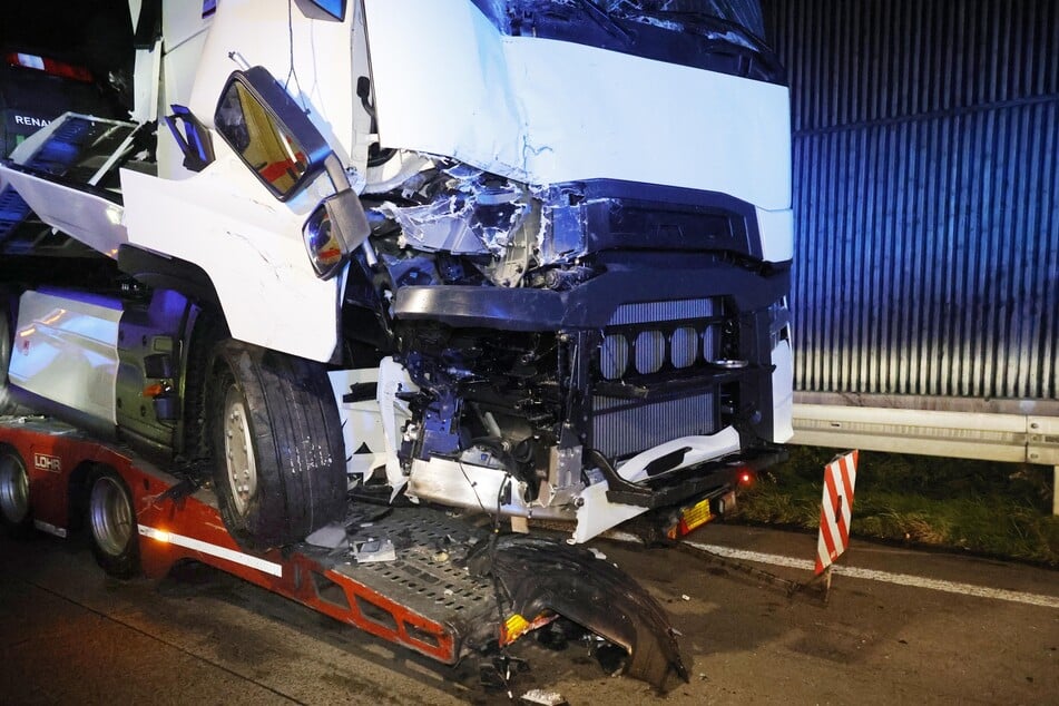 Ein Laster war auf einen Lkw-Transporter aufgefahren. Es entstand hoher Sachschaden.