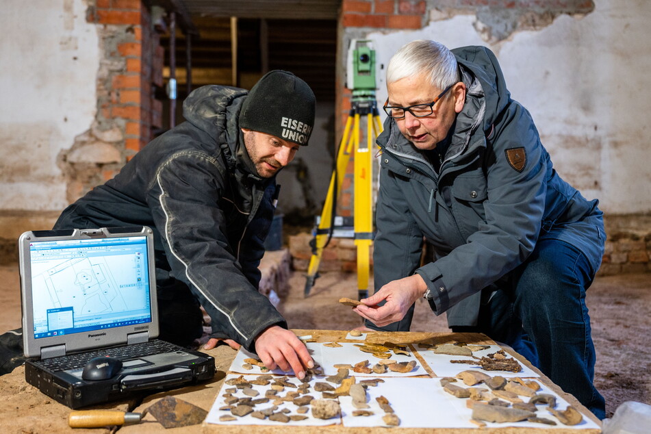 Archäologin Christiane Hemker (63, r.) und der angehende Grabungstechniker Stefan Johl (35) sichten Funde.
