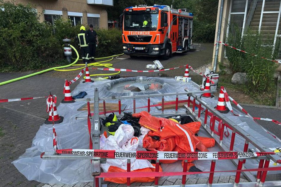 Die Feuerwehr hat den Gefahrstoff mit entsprechender Schutzkleidung gebunden und sicher verpackt.