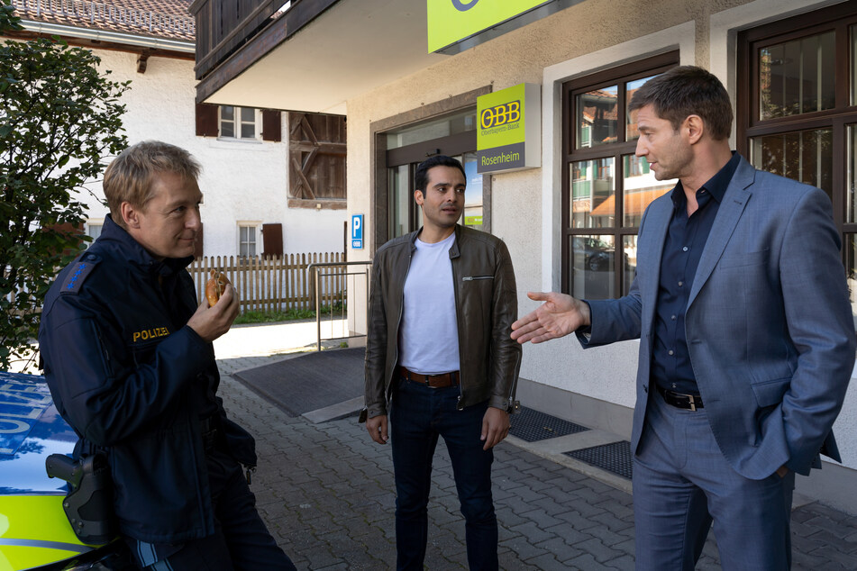 Polizeihauptmeister Mohr (Max Müller, 57, l.) bespricht sich mit den Kommissaren Kaya (Baran Hêvî, 35, M.) und Hansen (Igor Jeftić, 50).