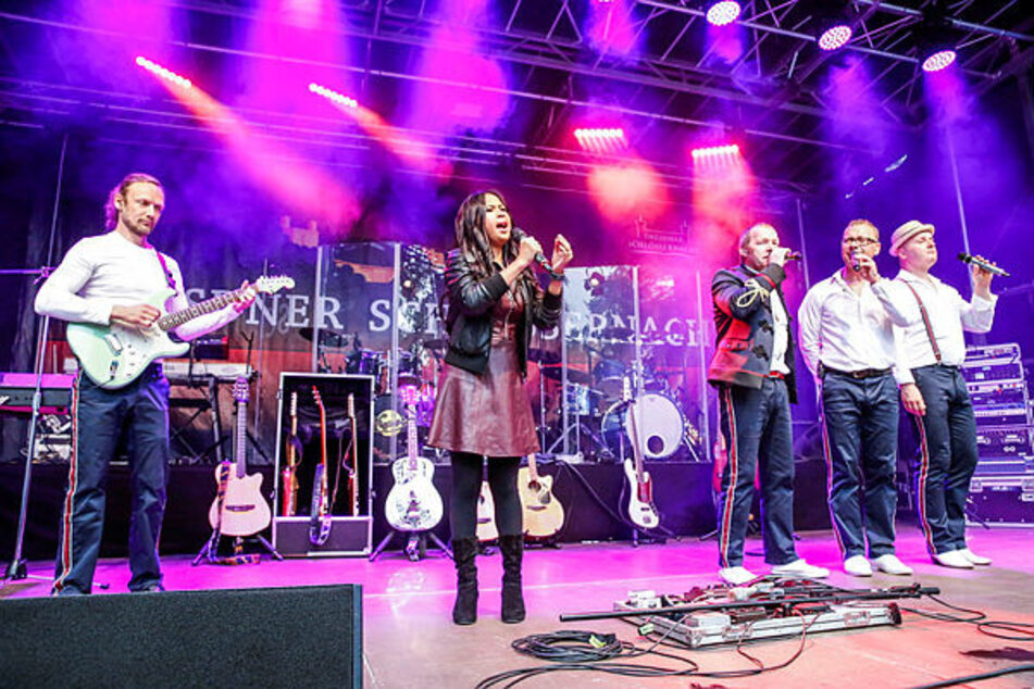 Die Liveband Nightfever bringt mitreißende Disco-Stimmung auf den Leuschnerplatz. (Archivbild)