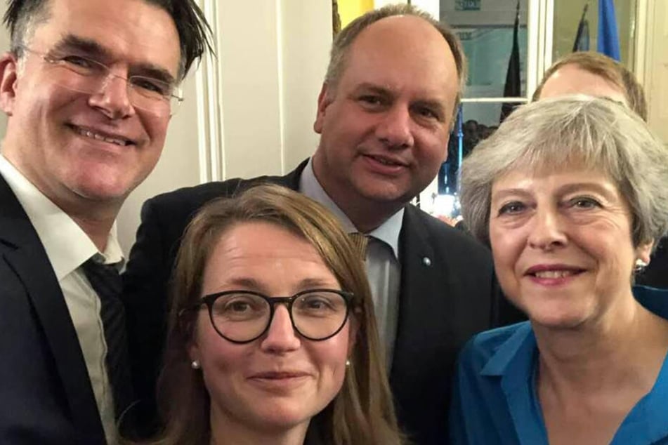 Kulturmanager Tobias Blaurock, Kulturbürgermeisterin Annekatrin Klepsch und OB Dirk Hilbert mit Ex-Premier Theresa May (v.l.).