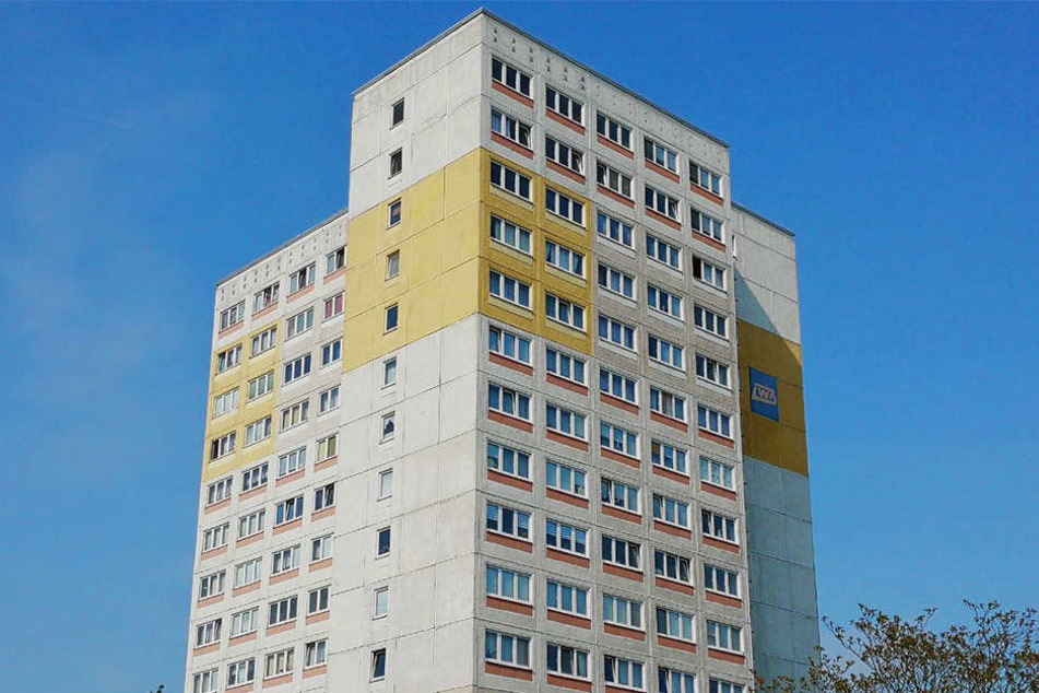 In einer Wohnung im 13. Stock war Feuer ausgebrochen. Auf einem Sofa in der Wohnung fanden die Kameraden einen Mann mit schweren Verbrennungen.