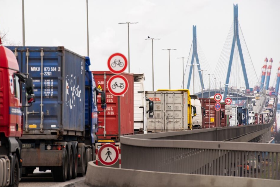 Eine Fahrspur bleibt zunächst frei.