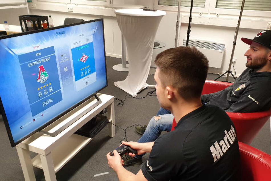 Marcel Lutz (22, links im Bild) und Erhan Kayman (29) sind eSport-Profis im Fußball-Videospiel "FIFA" beim VfB Stuttgart.