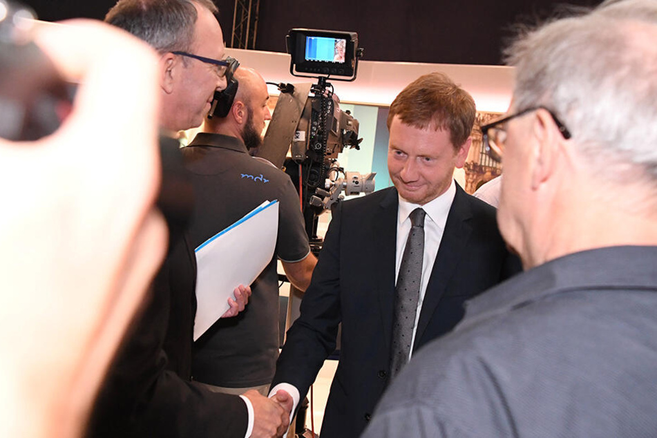 Michael Kretschmer (44, CDU) und Jörg Urban (55, AfD) schütteln sich die Hand.