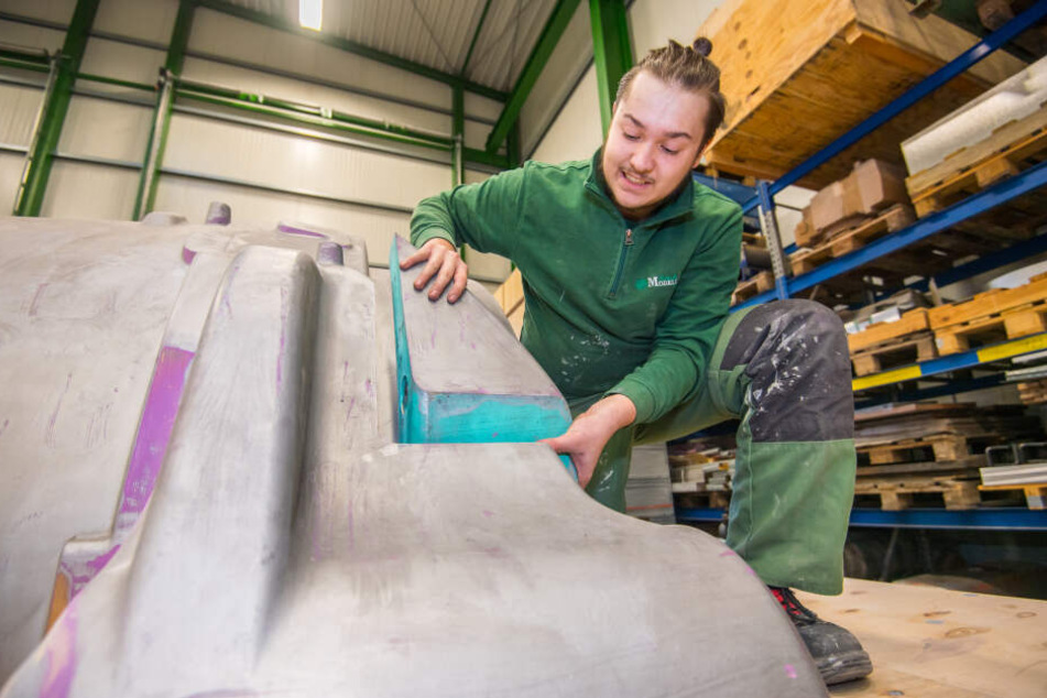 Dem Lehrling Julian Lasch (17) macht die Ausbildung zum Technischen Modellbauer Spaß.
