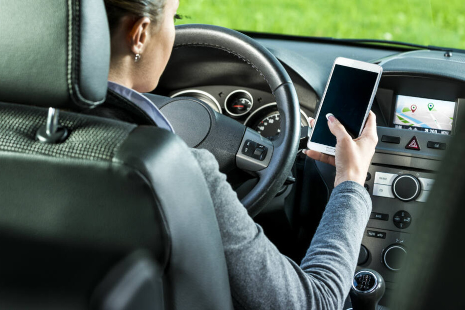 Im Auto kann es um die 70 Grad heiß werden - kein guter Aufbewahrungsort für euer Handy!