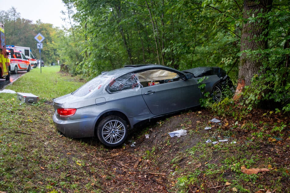 Der BMW war gegen einen Baum gekracht.