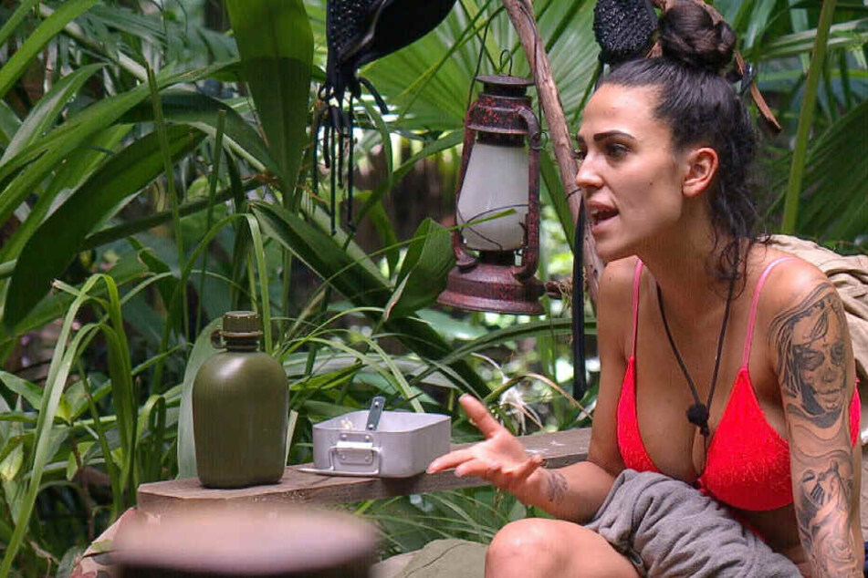 Weil Raul die Trinkflasche verwechselt hat, rastet Elena aus. Kommt es auch am Donnerstag zum Eklat? Das Dschungelcamp läuft immer bei RTL und auf Abruf bei TV Now.