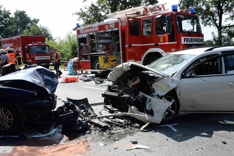 Die Feuerwehr musste den 83-Jährigen aus dem Wrack befreien.