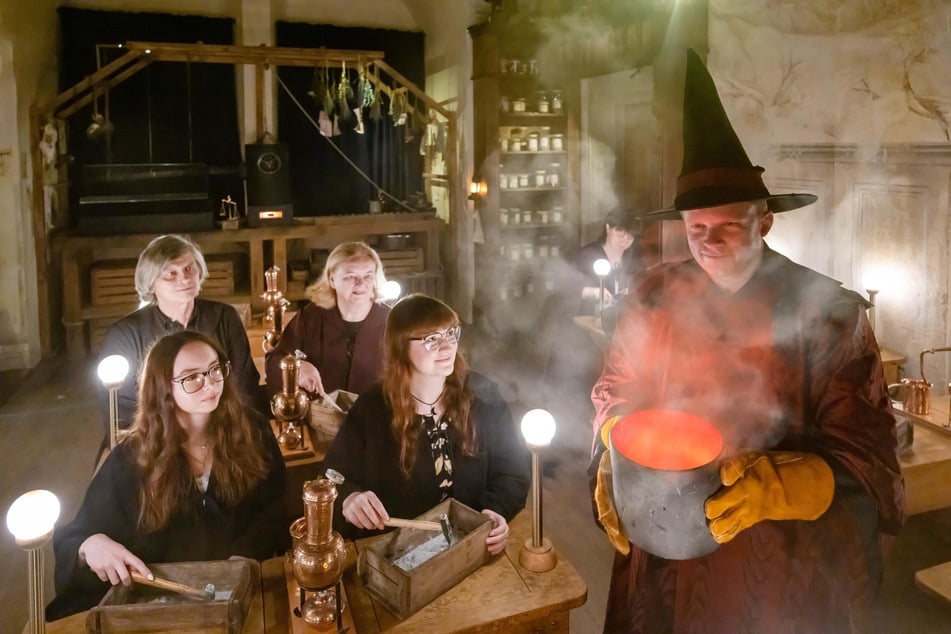 Museumspädagoge Martin Kreß (39, r.) führt als Gelehrter "Basilus Montanus" den Gästen die Silberherstellung vor.