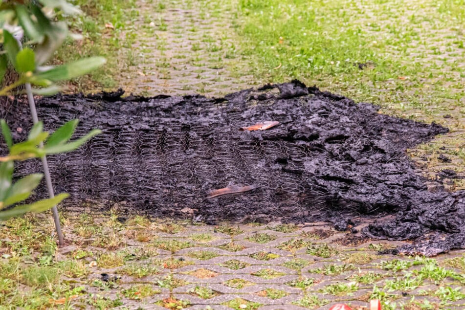 Mit Zigarette eingeschlafen: Mieter wirft brennende Matratze aus dem Fenster