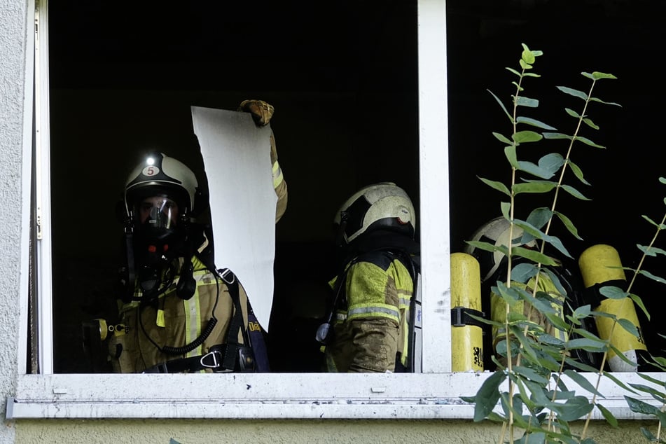 Unter Atemschutz betraten die Feuerwehrleute die Wohnung.