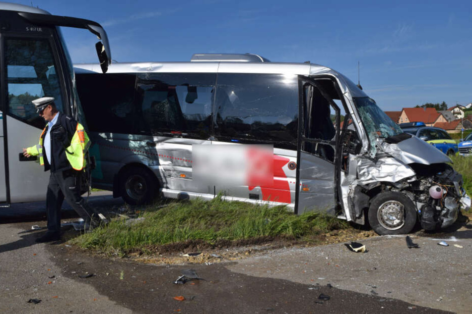 Das völlig demolierte Wrack des kleinen Schulbusses. Die 61 Jahre alte Fahrerin wurde schwer verletzt.