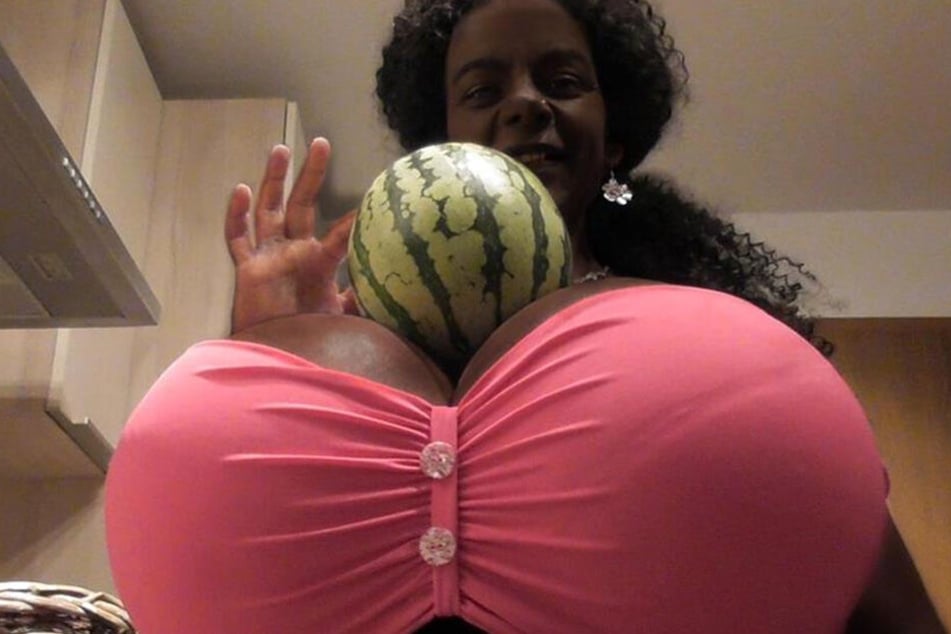 Im Vergleich zu Martinas Brüsten sieht eine Wassermelone winzig aus.