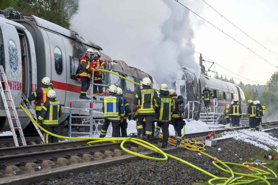 Der ICE brannte an einem Waggon großflächig aus.